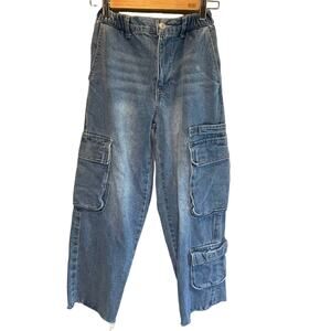 Forever 21 Loose Fit Cropped Cargo Jeans - size Small